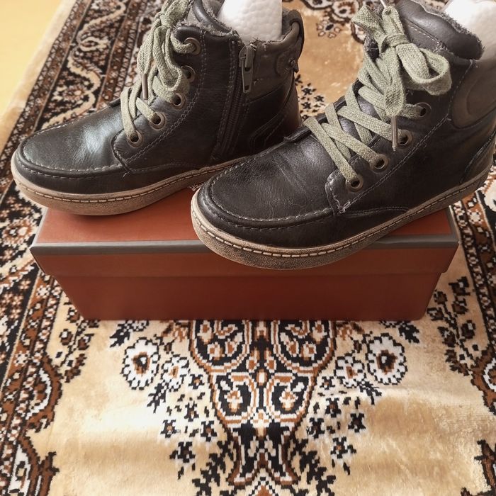 Продаются кожаные ботинки.