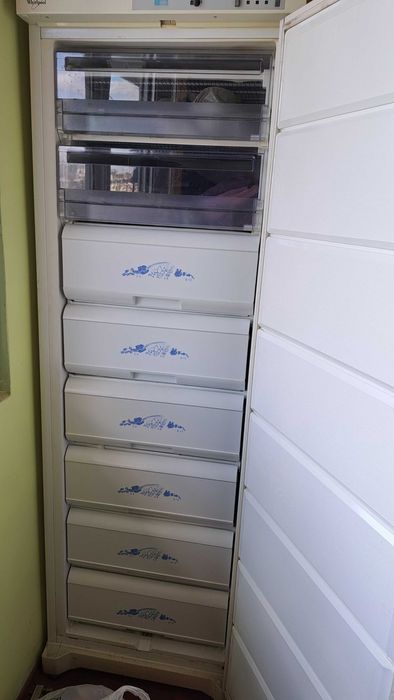 Whirlpool-вертикален фризер с 8 чекмеджета
