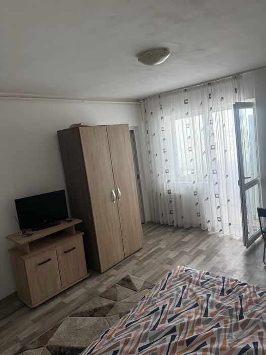 Închiriez garsonieră 180 lei pe zi