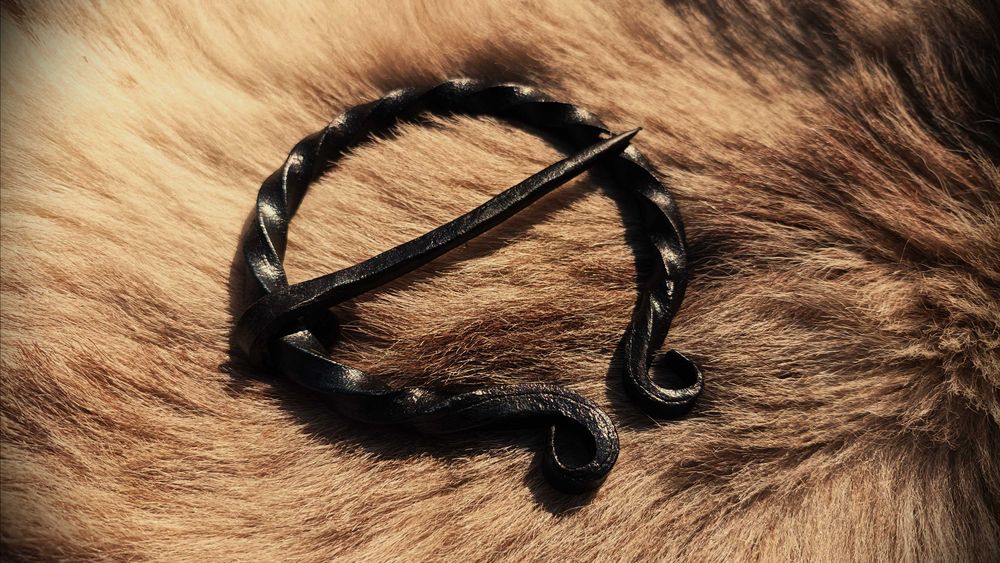 Pafta vikinga, fibula medievala