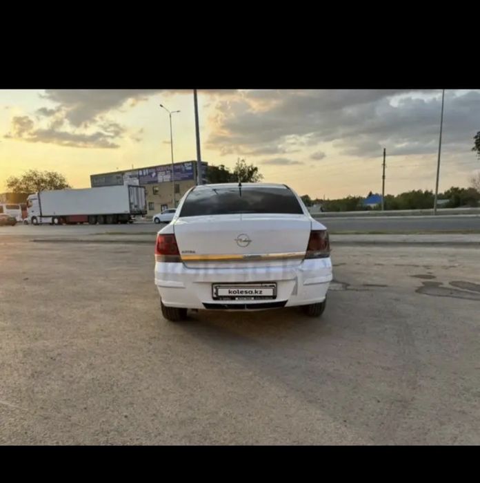 Машина Opel Astra 2010