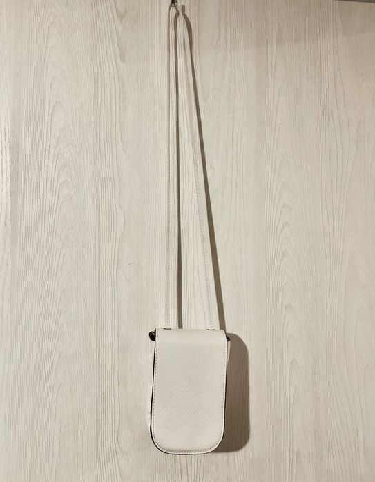 Бяла малка чантичка