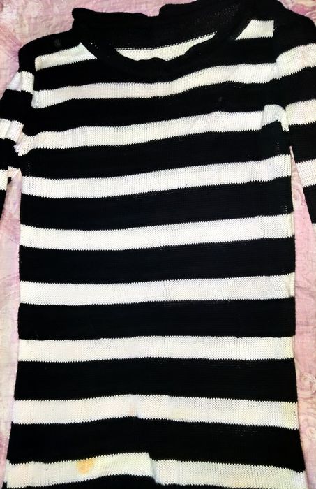 Это вязаный свитер в черно-белую полоску.