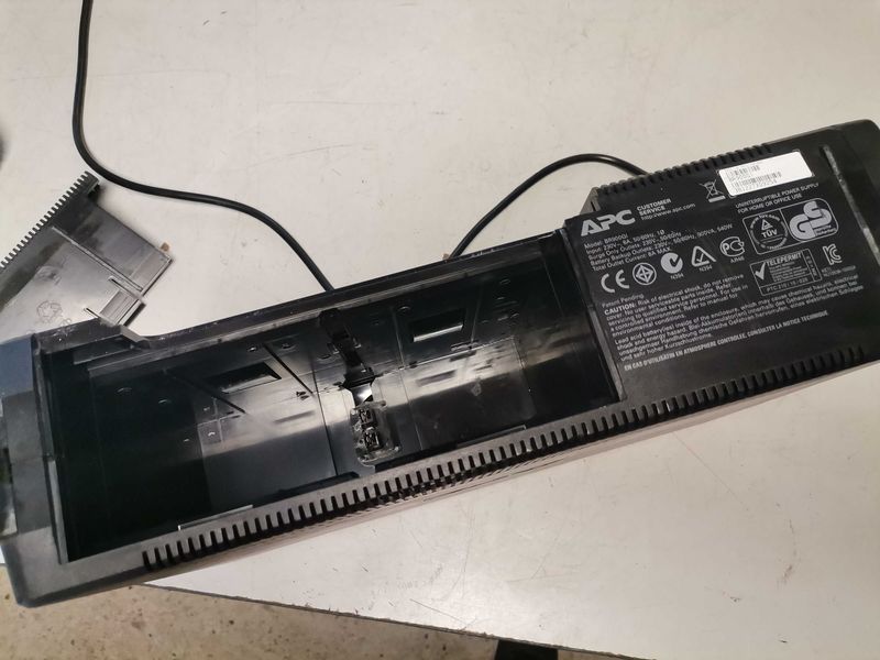 UPS APC Back-UPS Pro 900