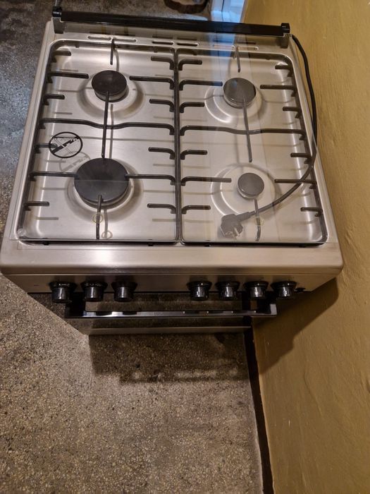 Vând aragaz Inox Beko