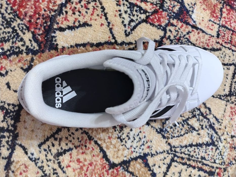 Se vinde adidași