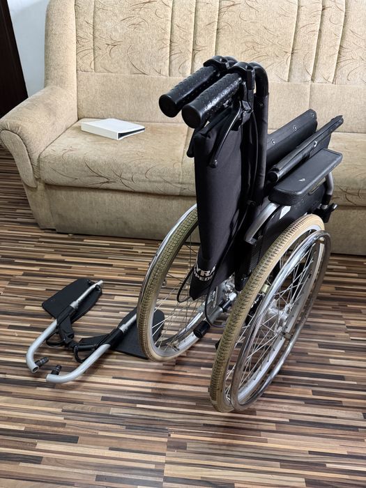 Carut scaun rulant medical handicap dizabilitati batrani (ca nou)