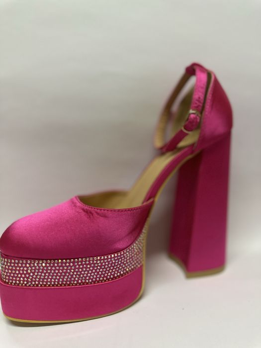 Красиви ярко розови високи обувки с камъни