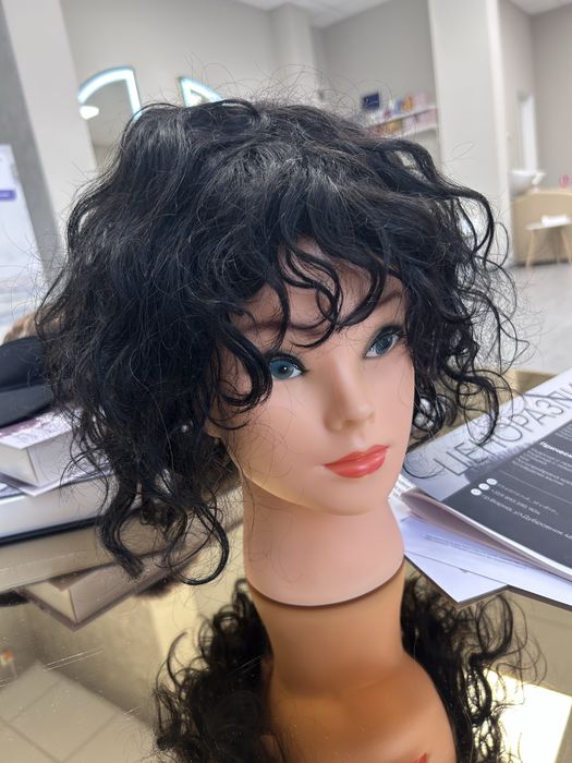 Къдрава перука (естествен косъм) + козирка с опашка