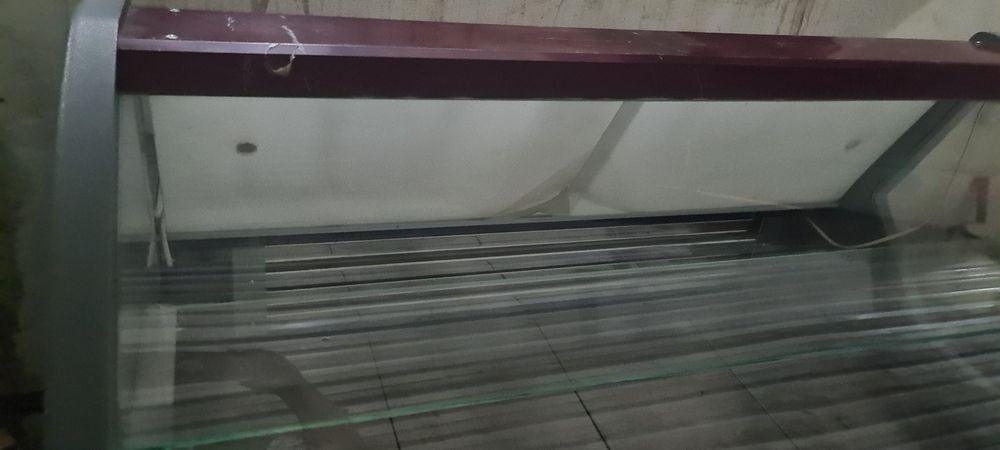 Витрыный холодилник новый
