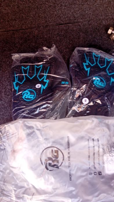 Футболни вратарски ръкавици