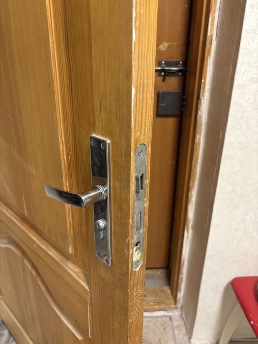 Продам деревянную дверь