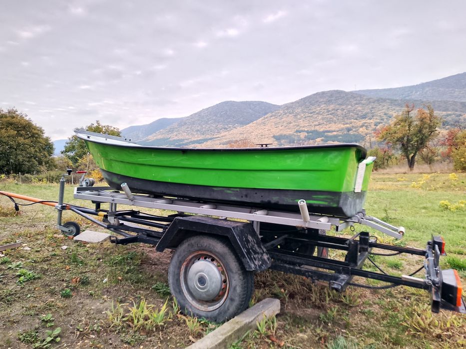 Лодка с колесар-регистриран