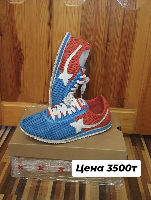 Продам спортивную обувь