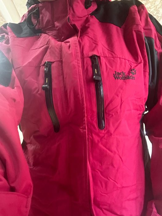 Продавам две туристически якета jack wolfskin и Helly Henson