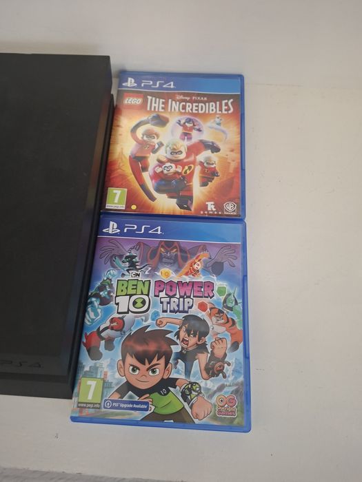 PS4 500GB с 2 джойстика, 3 игри и зарядна станция