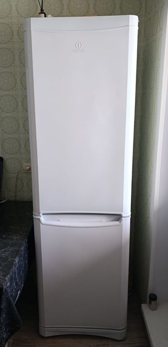 Продам Холодильник Indesit