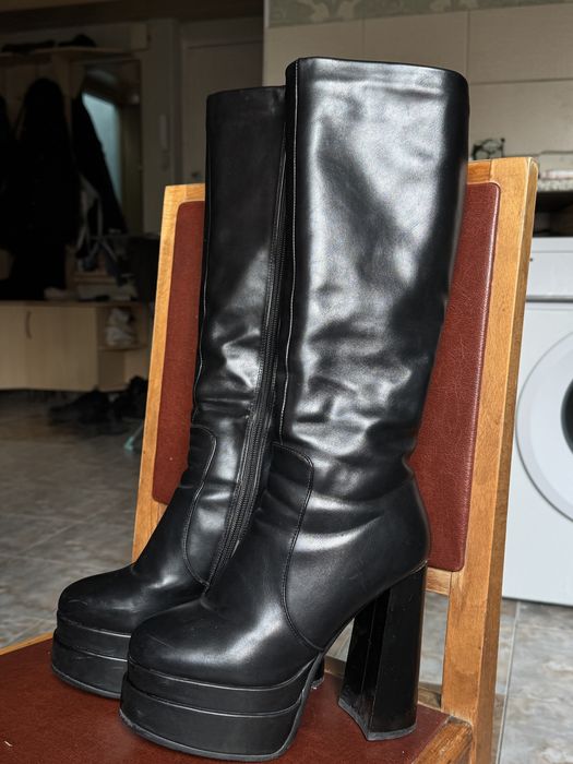Продаю высокие сапоги на платформе
