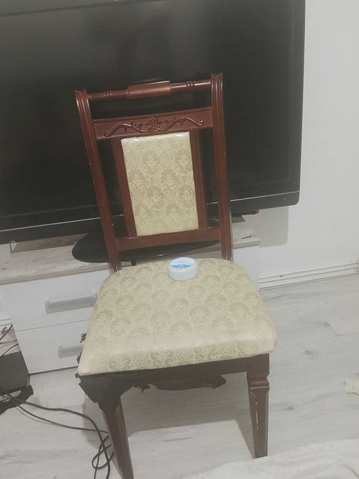 Продам стулья 8 шт, 4 светлых, 4 потемнее, дерево