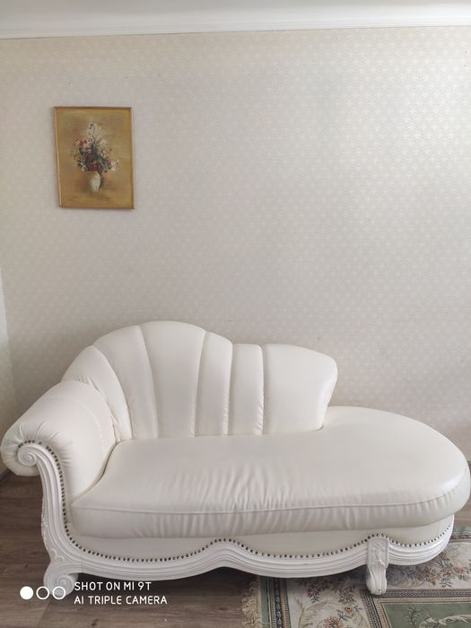 Диван белый, кожанный