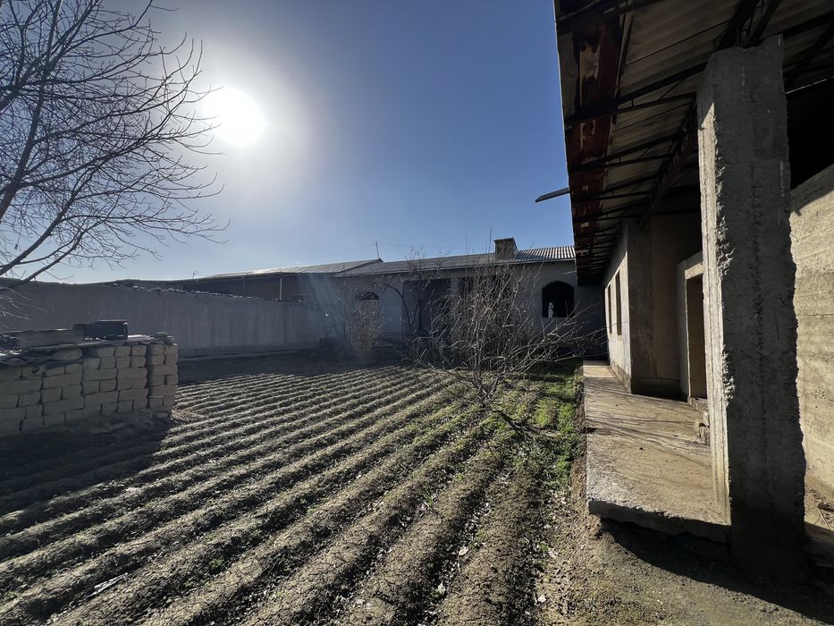 6 Sotiq Hovli Uy va podval bilan