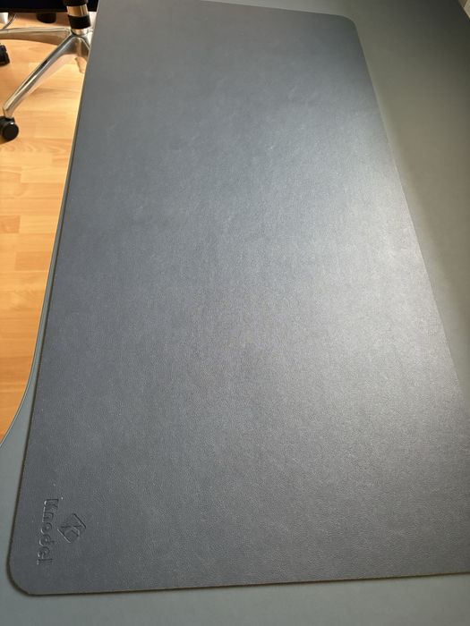 Ъглово офис бюро с регулиране на височината IKEA BEKANT с мрежа отдолу