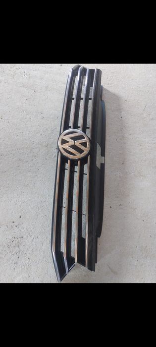 Vând capota,faruri,grila,oglinzi,aripi,trager,hayon VW Passat B8.