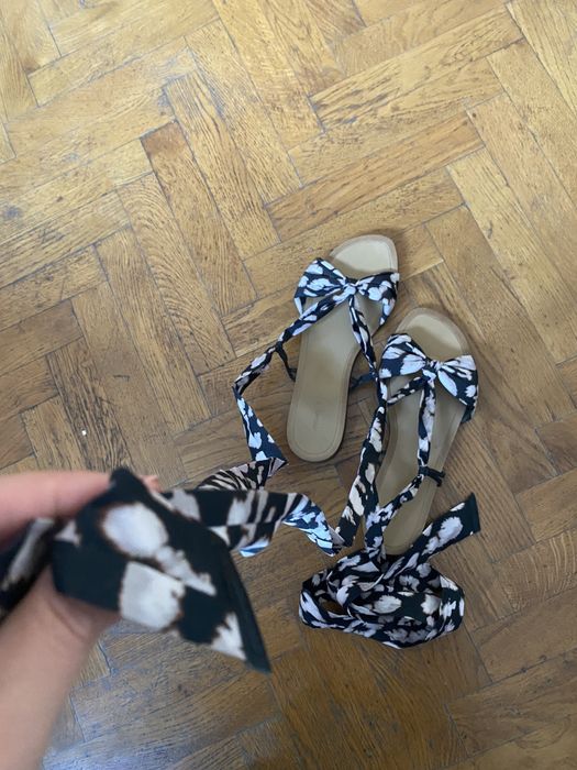 Sandale oysho cu legare pe picior