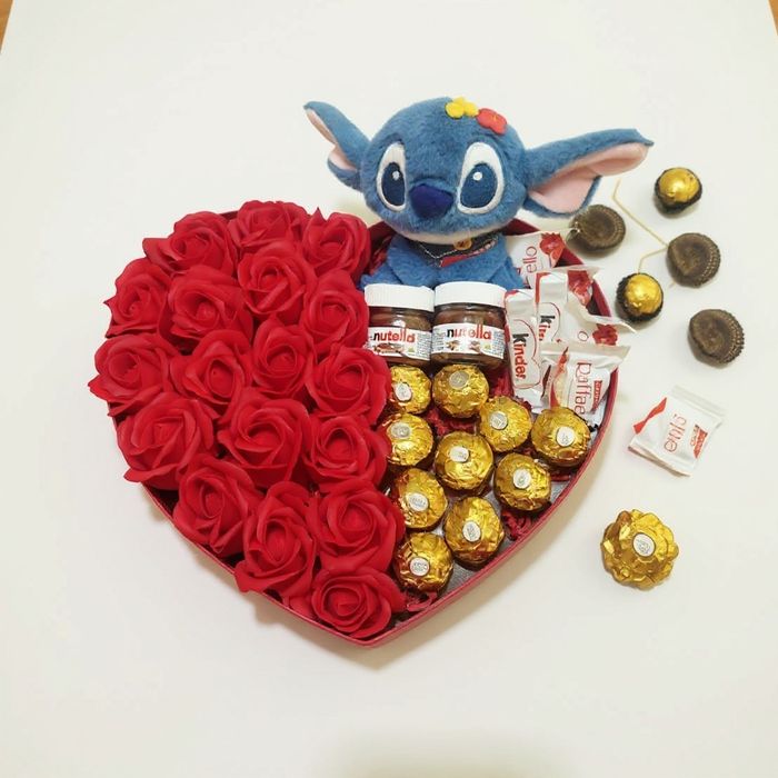 Элитный подарочный бокс с цветами и шоколадом Ferrero