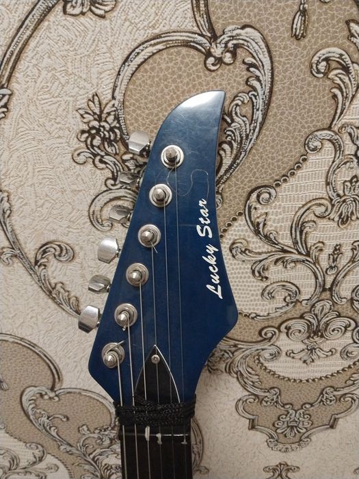 Elektra gitara srochna sotiladi