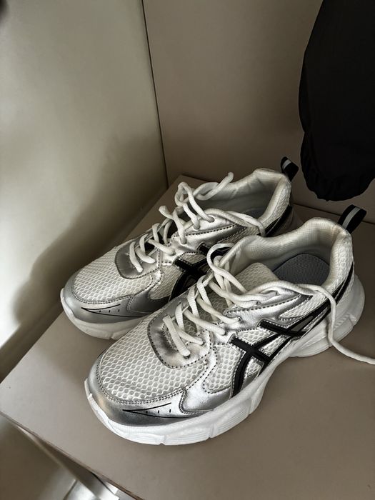 Кроссовки asics срочно