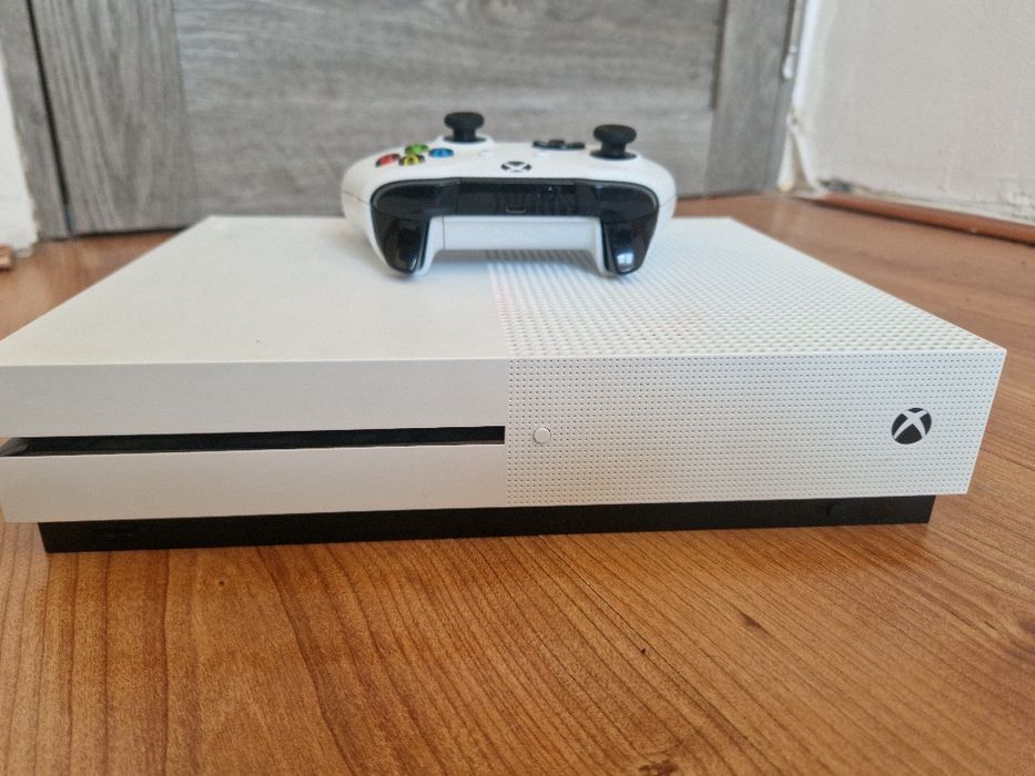Xbox 1s cu jocuri si controler