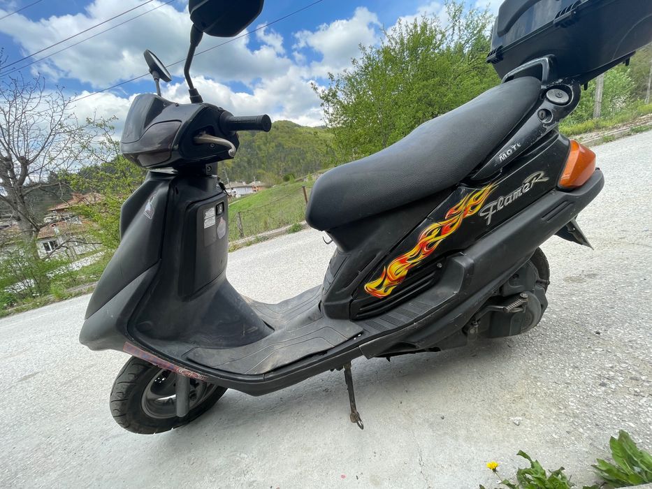 Стари скутери палят и вървят