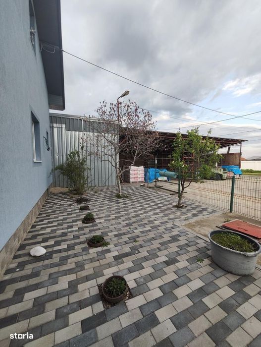 Vand casa si depozit materiale constructii - negociabil