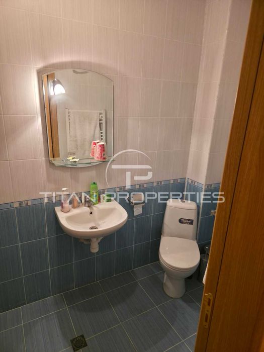 Тристаен обзаведен апартамент Център