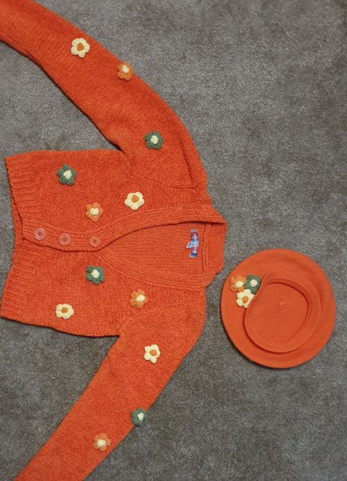 Cardigan si bereta flori crosetate