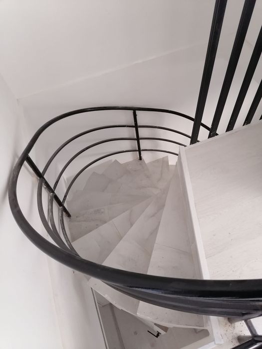 Продается 3 комнатная квартира 1 этаж 16 этажный дом.  Урикзар базар.