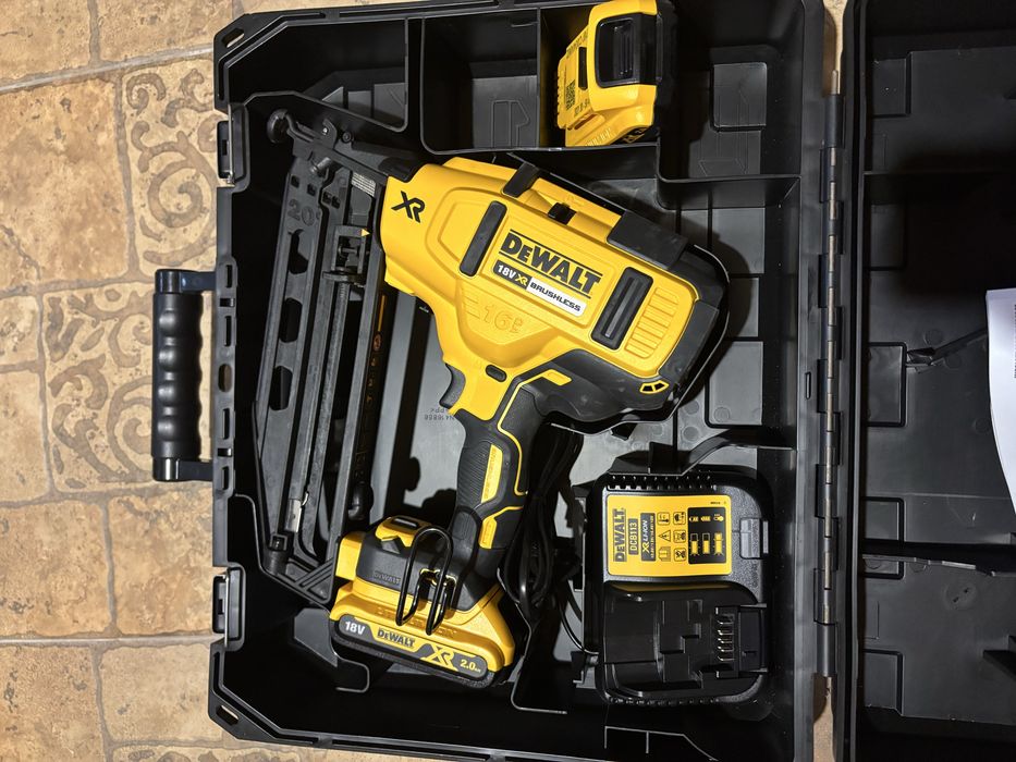 Гаоздезабивный пистолет DeWALT DCN660D2