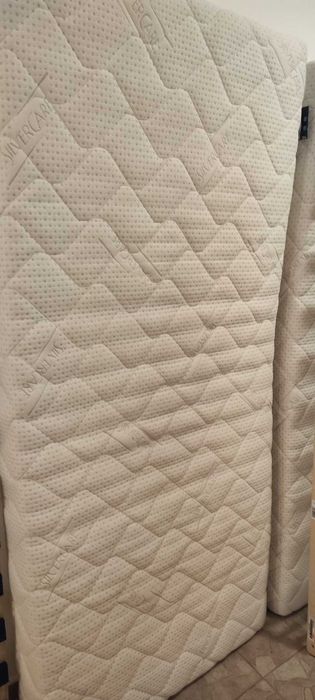 Продавам 2 легла с подм.рамки и матраците