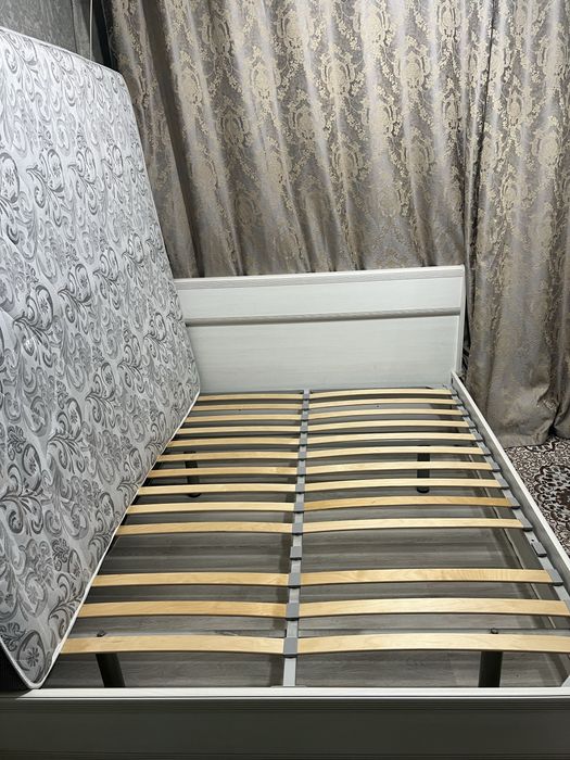 Двуспальная кровать