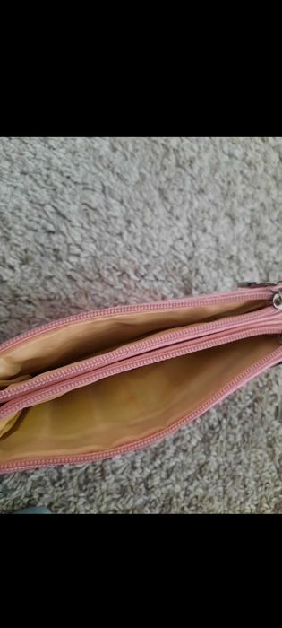 Розово портмоне.