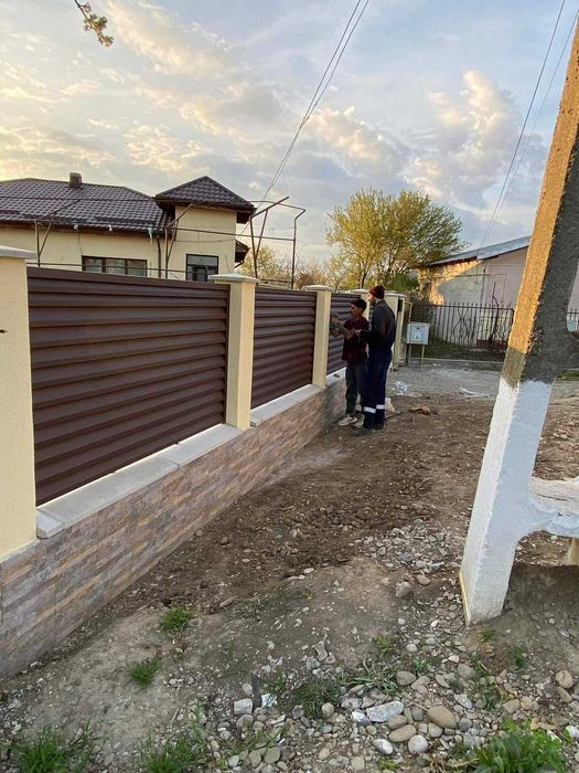 Garduri din panouri stil jaluzele, sipca metalica, tabla, plasa si BCA