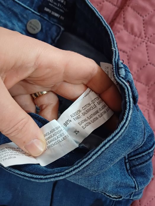 Vand blugi de bărbați, Bershka, noi, nepurtati.