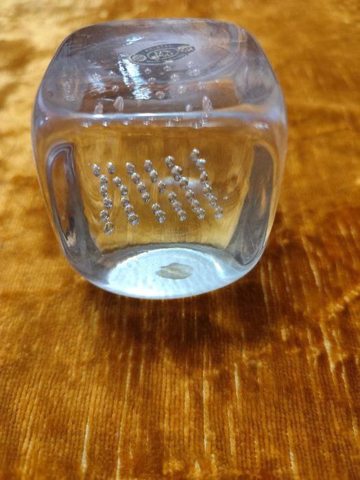 Продавам кристално кубче