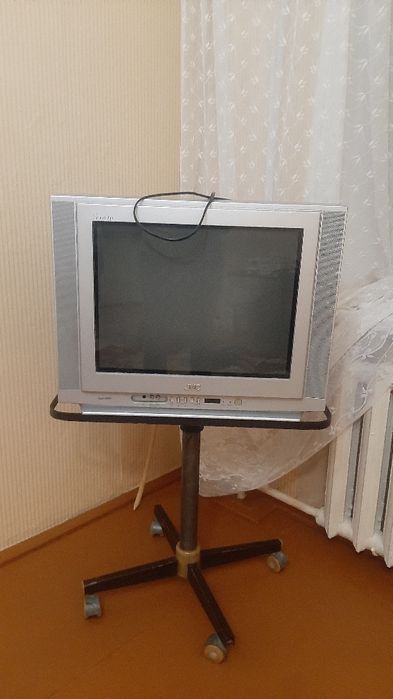 Телевизор отдам рабочий.Показывает хорошо.