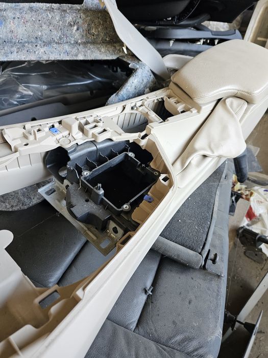 Подлакътник бмв ф30 ф31 bmw f30 f31 podlakatnik бежов бял