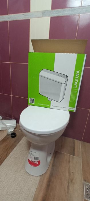 Se vinde WC  cu rezervor nou cu iesirea in jos