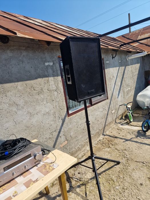 Vand o pereche de boxe active prosound  cu statie yamaha