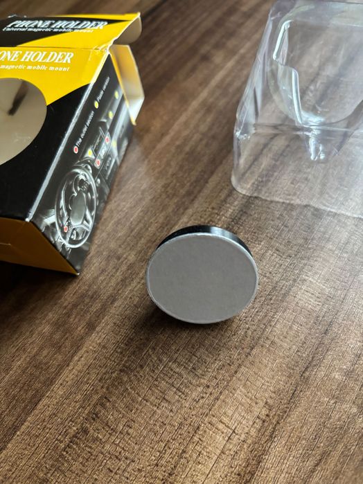 Магнитен държач за смартфон за кола