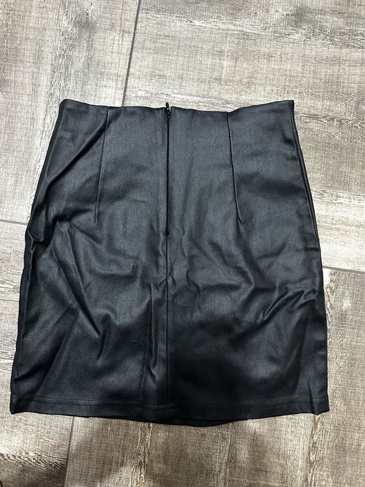 Черна кожена къса пола
